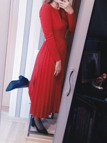 Raudona, puošni suknelė