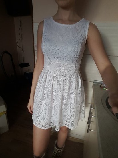 Balta trumpa suknelė