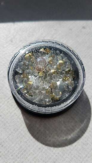Akmenukai kristaliukai įvairių formų ir dydžio