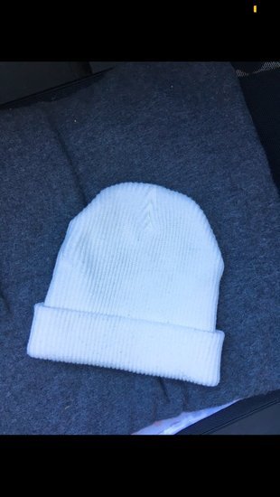 nauja balta žieminė kepurė