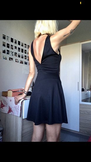 juoda H&M suknelė atvira nugara
