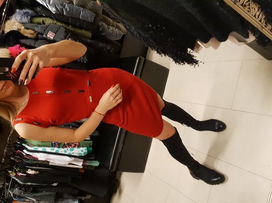 raudona suknute