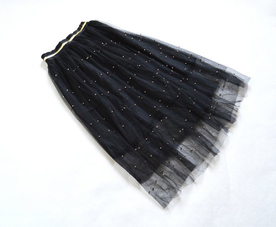 Juodas tiulio sijonas su perliukais