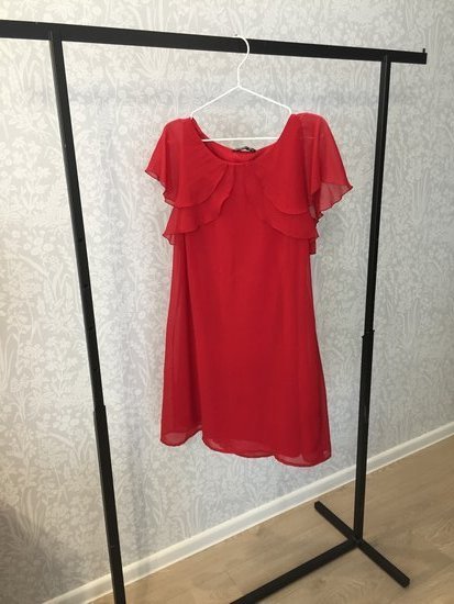 Raudona išeiginė suknelė