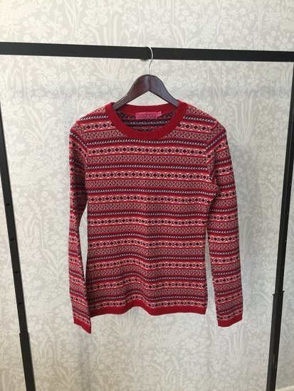 Raudonas raštuotas megztinis