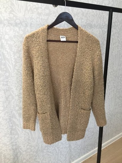 Smėlio spalvos sujuosiamas megztinis