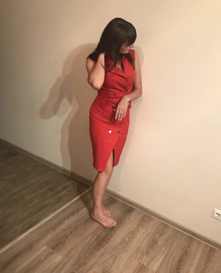 Raudona suknelė su švarkeliu