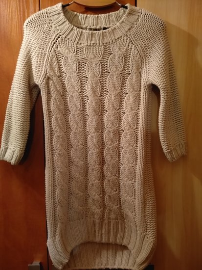 Ilgesnis, kreminės spalvos , megztinukas su pynėm.
