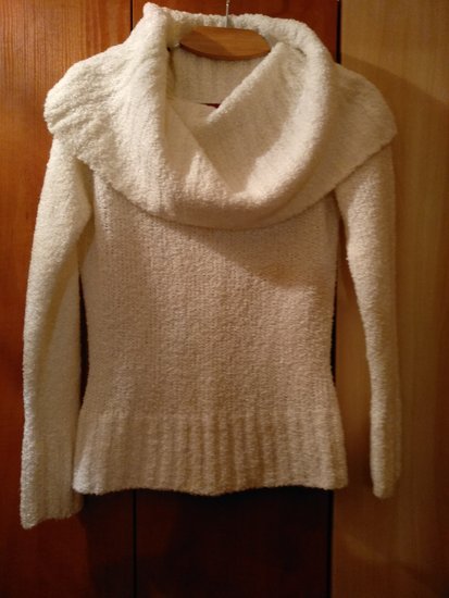 Baltas megztinis su aukštu kaklu