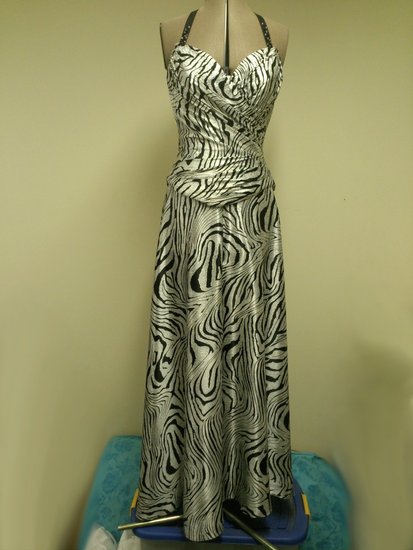 Vienetinė ilga korsetinė suknelė su pelerina