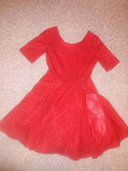 Raudona proginė suknelė