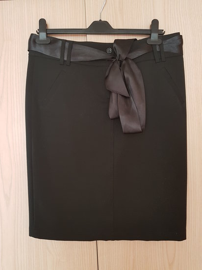 Juodos spalvos sijonas su kaspinu 
