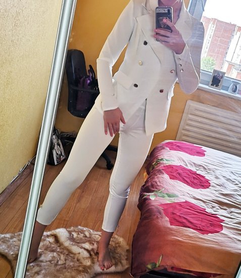 Elegantiškas baltas kostiumėlis