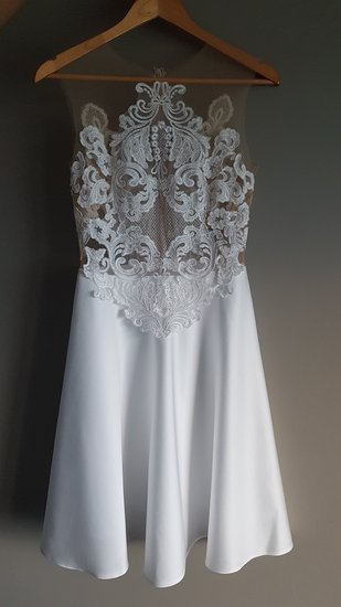 Trumpa balta suknelė