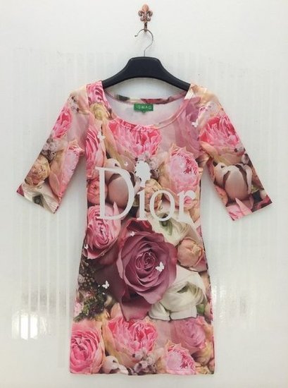 Nauja Dior stilio trampri suknele su rožemis