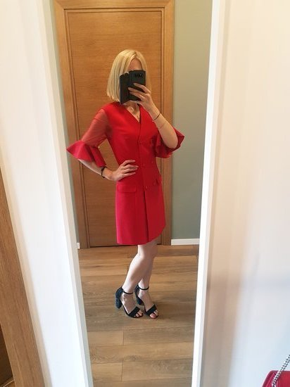 Nuostabi proginė raudona suknelė
