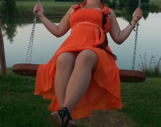Oranžinė proginė suknelė.