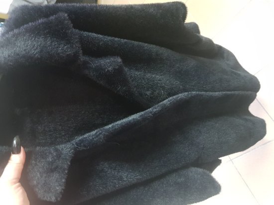 Juodas gražus kailinis paltukas