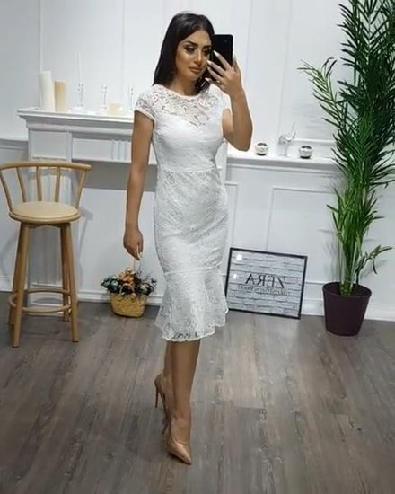 Balta neriniuota suknelė