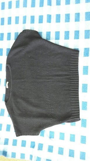 Juodas megztinis, trumpomis rankovėmis