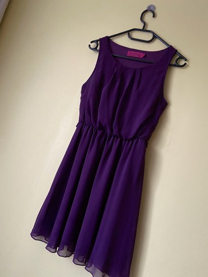 Violetinės spalvos suknelė