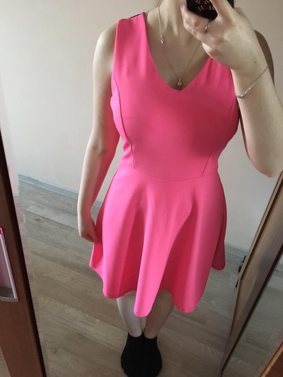 Neoninė rožinė suknelė