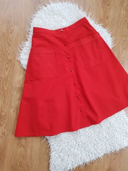 Ryškus raudonas sijonas