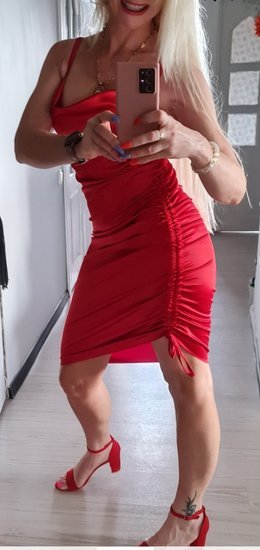 Raudona atlasinė suknelė 