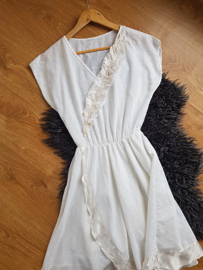 Balta lengva suknelė