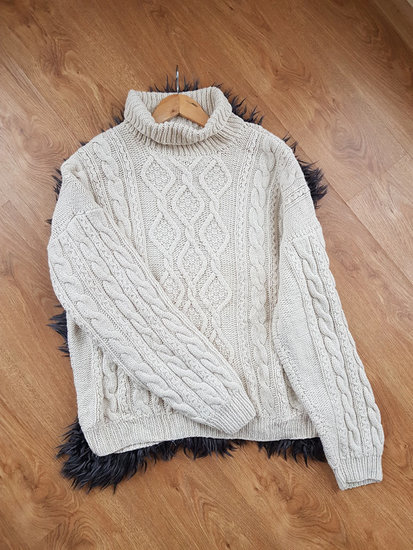 Baltas šiltas oversized megztinis