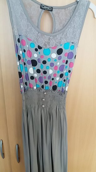 Pilka suknelė su spalvotais burbuliukais