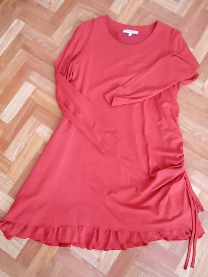 raudona trikotažinė suknelė