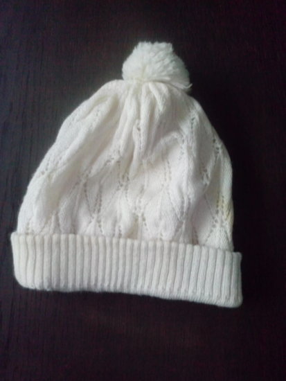 Balta šilta kepurė 