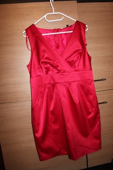 Raudona suknelė su kišenėmis