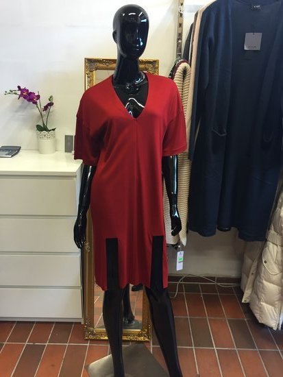 Raudona isskirtine suknele