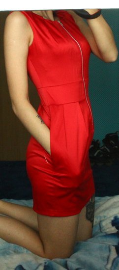 Ryški raudona puošni suknelė su kišenėmis