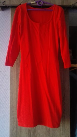 raudona aptempta suknelė
