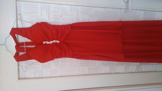 Raudona suknelė su šleifu