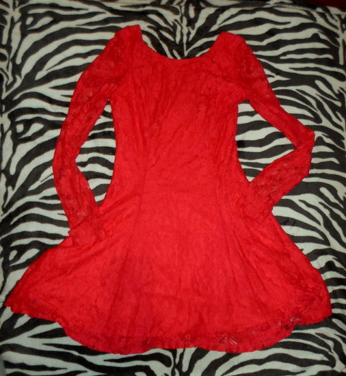 raudona suknele