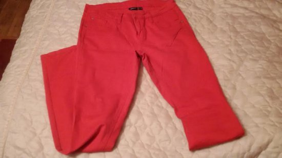 Raudonos spalvos džinsai Esmara