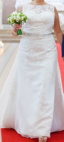Vestuvinė suknelė su gilia iškirpte nugaroje
