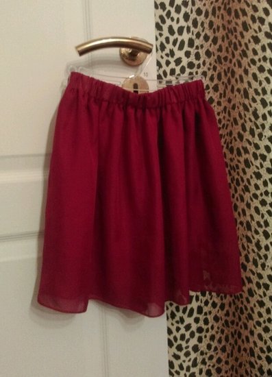 Laisvas raudonas sijonas