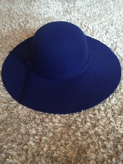 Indigo spalvos skrybelė