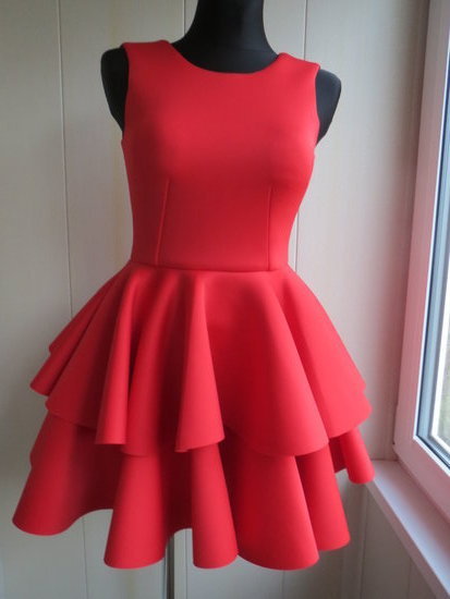 Stilinga raudona suknele