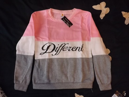 trijų spalvų džemperis