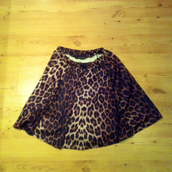 Leopardinis nuostabiai krentantis sijonas.