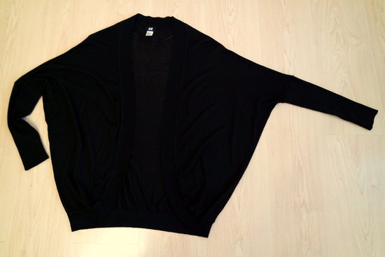 Juodas plonas megztinis