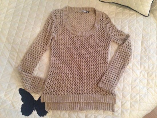 smėlio spalvos gražus megztinis