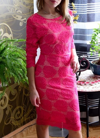 Ryškiai rožinė nėrinių suknelė