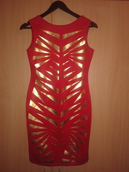 Išskirtinė raudona suknelė